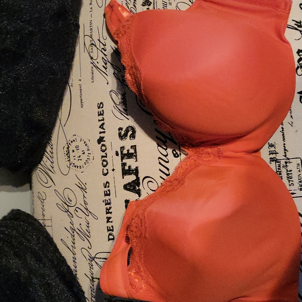 Never worn tea shirt padded bra